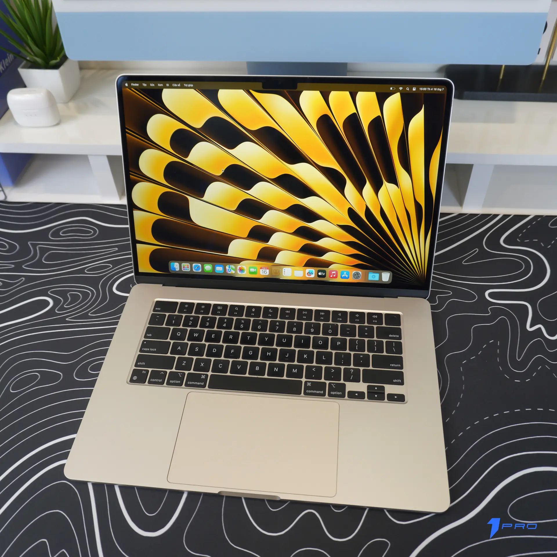 Macbook Air M2 trên bàn làm việc thể hiện thiết kế mỏng nhẹ