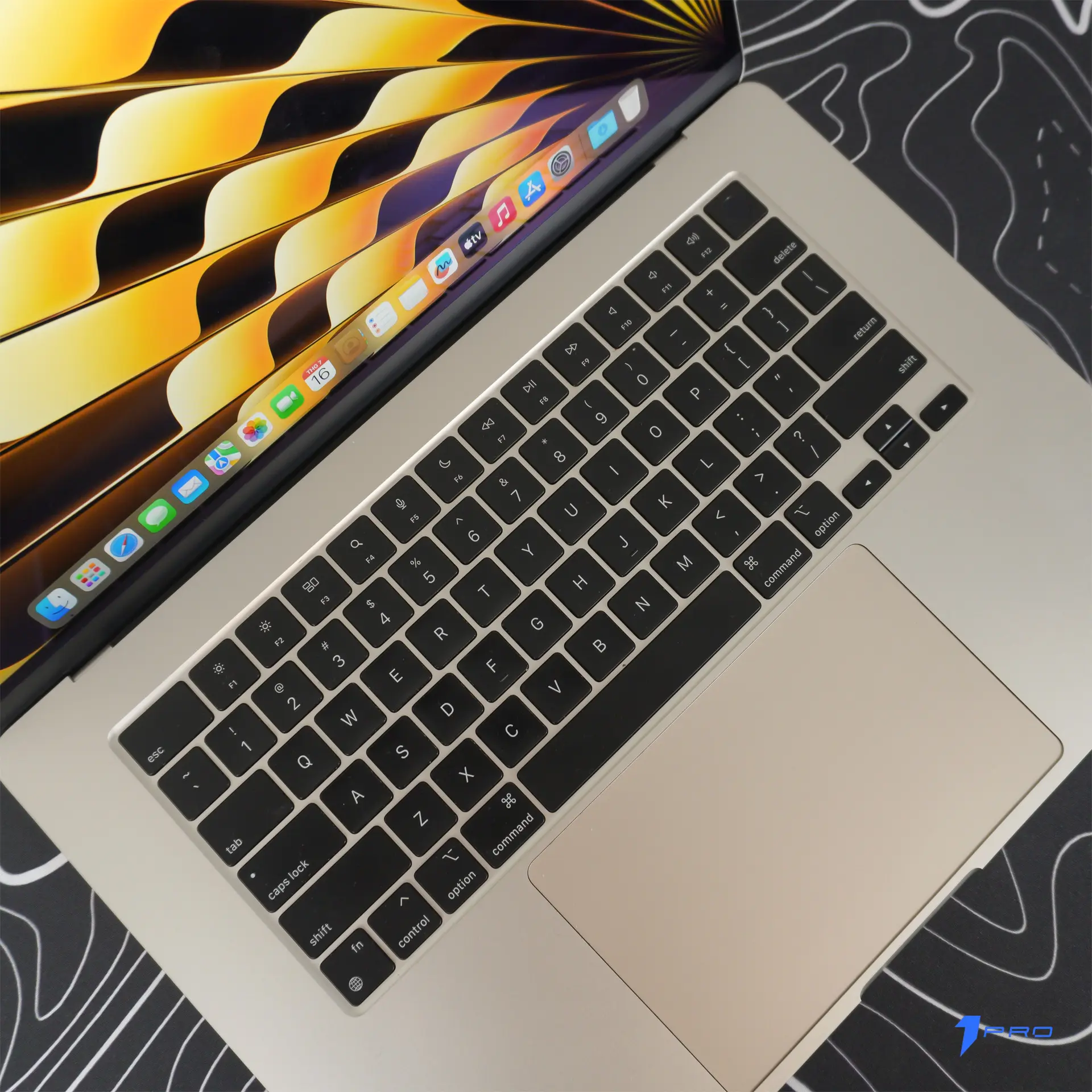 Sinh viên và nhân viên văn phòng sử dụng Macbook Air M2