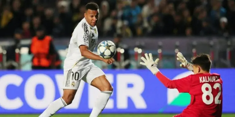 Mbappé bứt tốc ghi bàn khiến khán giả bùng nổ