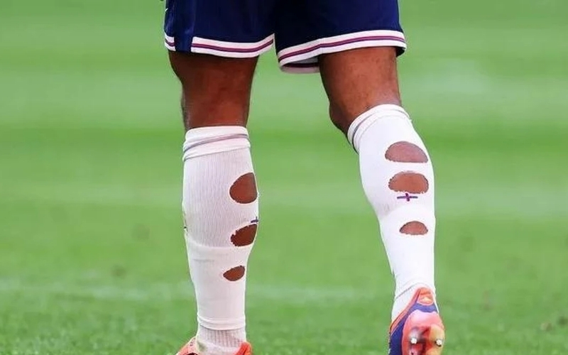 Giải mã thói quen cắt lỗ nhỏ đằng sau tất thi đấu của cầu thủ.
