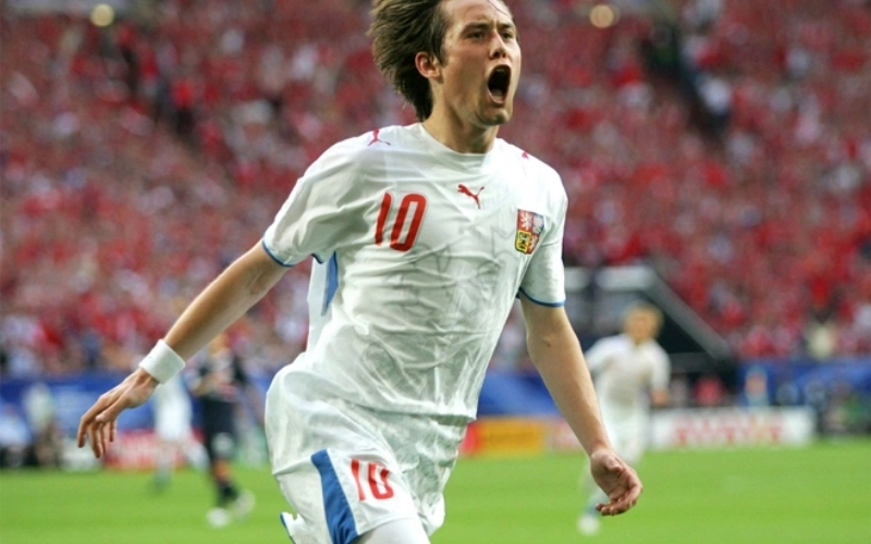 Những hành động quen thuộc khi bước ra sân cỏ